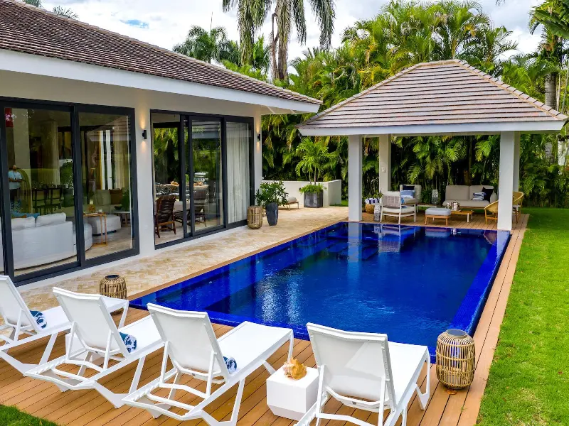 Curated visual reference: Picture Idea: Charming Luxe Villa With Zero Edge Infinity Pool And Golf