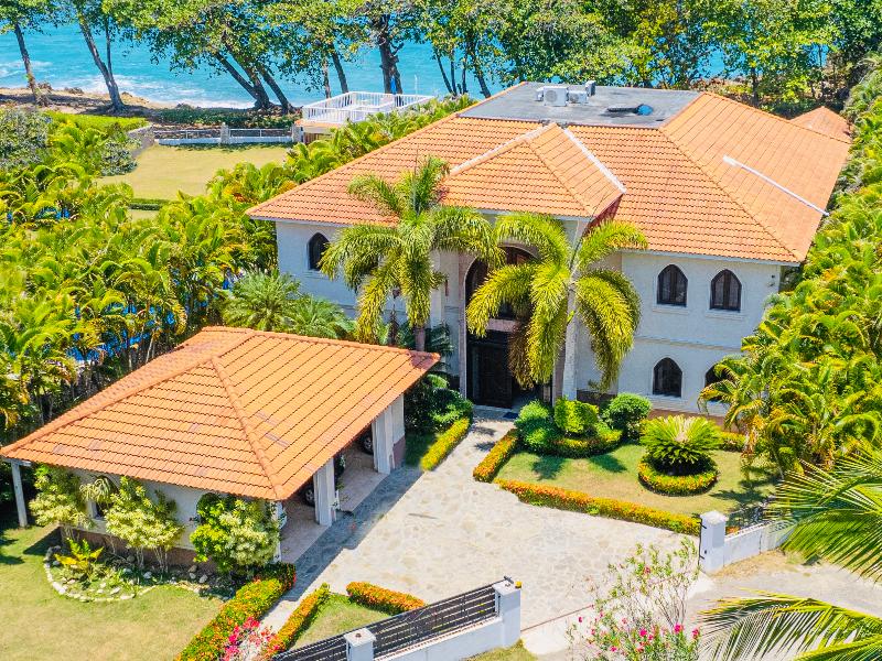 Beachfront Villa with Private Pool and Ocean Views in Perla Marina from